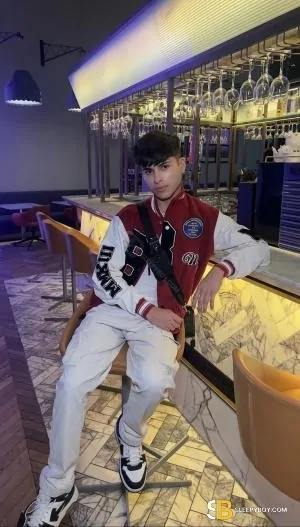 Gay Escort &lrm; 19yr - sucking
