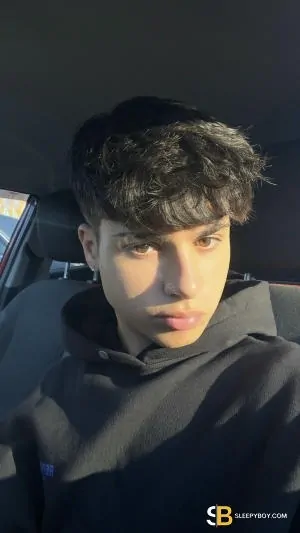 Gay Escort &lrm; 19yr - sucking