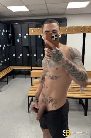 Bisexual Escort Robby 26yr - shaving
