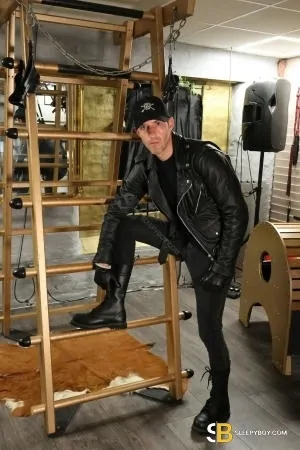 Bisexual Escort Tom 35yr - spitting