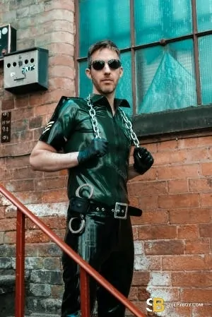 Bisexual Escort Tom 36yr - spitting