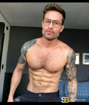 Gay Escort Roger 28yr - sucking