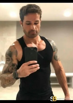Gay Escort Roger 28yr - licking