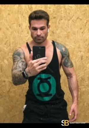 Gay Escort Roger 28yr - role