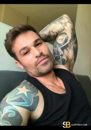 Gay Escort Roger 28yr - licking
