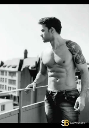 Gay Escort Roger 28yr - licking