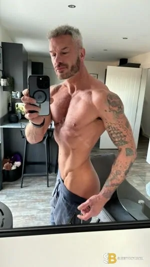 Gay Escort Greg 42yr - licking