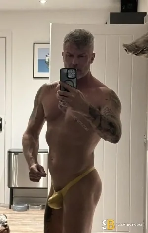 Gay Escort Greg 43yr - exhibitionist