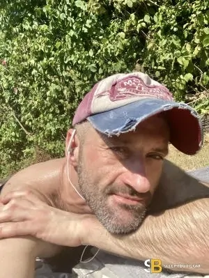 Gay Escort Jamie 40yr - licking