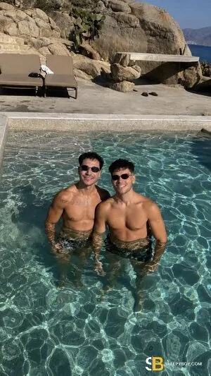Gay Escort Hot Couple 24yr - trios