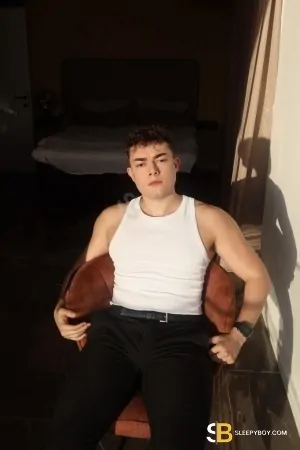 Gay Escort Vipmatt 25yr - spitting
