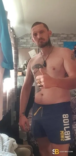 Gay Escort Aaron 34yr - shaving