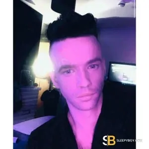 Gay Escort Ryan Young 30yr - licking