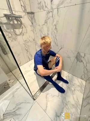 Gay Escort Angel 21yr - licking