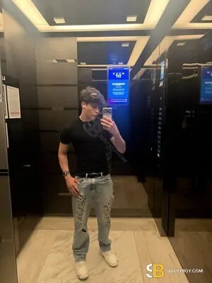 Gay Escort Jhon Evans 23yr - blowjob