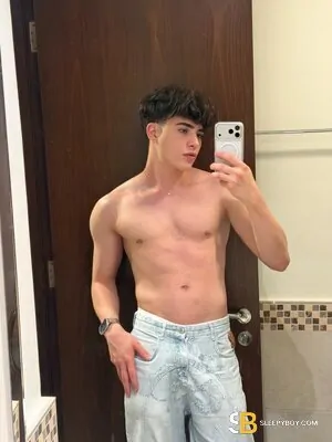 Gay Escort Jhon Evans 23yr - foot worship