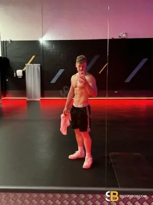 Gay Escort Alfie 25yr - role
