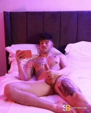 Gay Escort James (british) 33yr - gangbang