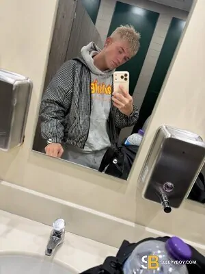 Gay Escort Jamie Holt 24yr - sucking