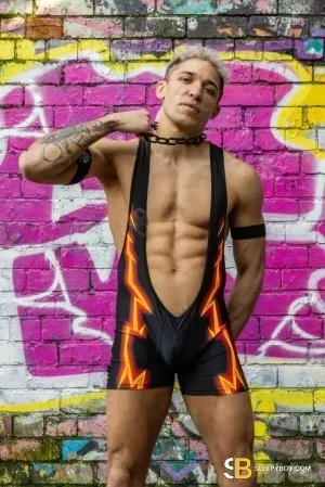 Gay Escort Lance 26yr - trios