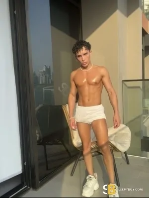 Gay Escort Kian 22yr - gangbang
