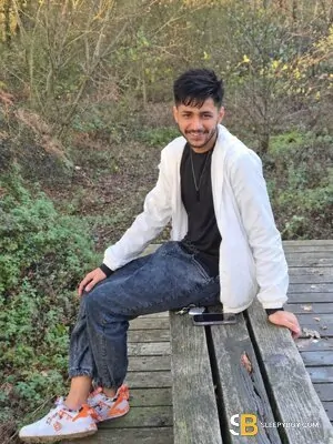 Bisexual Escort Reza 23yr - gangbang