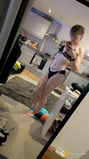 Gay Escort Rylie 20yr - cum on body