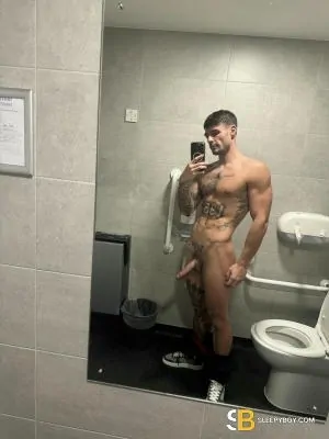 Bisexual Escort Reece 28yr - shaving