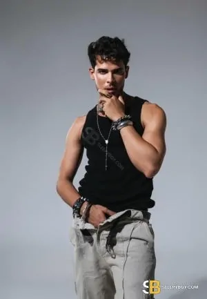 Gay Escort Hugo Ferrari 24yr - gangbang