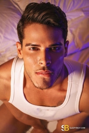 Gay Escort Hugo Ferrari 24yr - exhibitionist