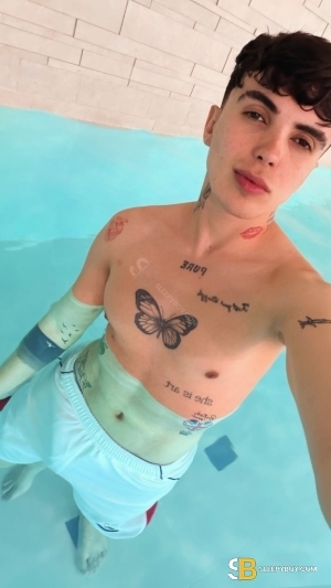 Gay Escort Matteo 22yr - licking