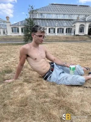 Gay Escort Jonah 21yr - cum eating