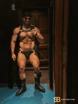 Gay Escort Elliot 33yr - licking