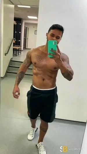 Bisexual Escort Leonardo 32yr - role