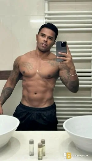 Bisexual Escort Leonardo 32yr - licking