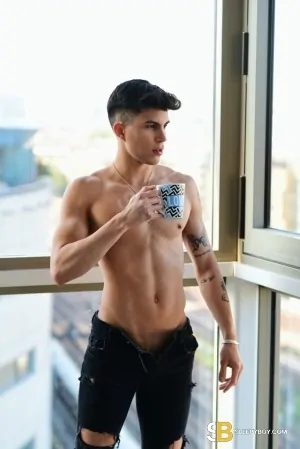 Gay Escort Felipe Xl 23yr - shaving