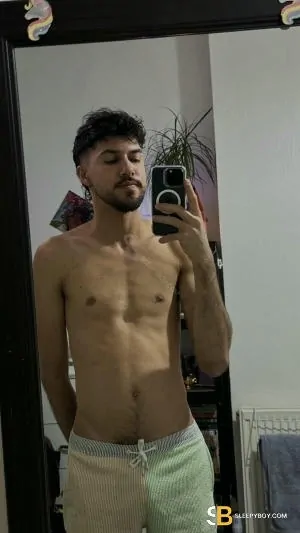 Gay Escort Oliver 28yr - cum eating