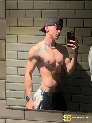 Bisexual Escort Oscar 29yr - blowjob