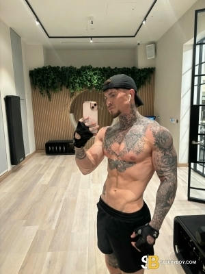 Gay Escort Cole 26yr - licking