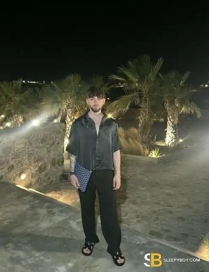 Gay Escort Ace 25yr - licking