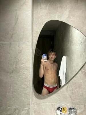 Gay Escort Riley 21yr - role