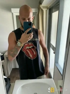 Gay Escort Benjamin 30yr - shaving