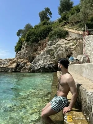Gay Escort Mixi 24yr - licking
