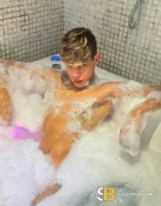 male rent boy London Henrique Costa