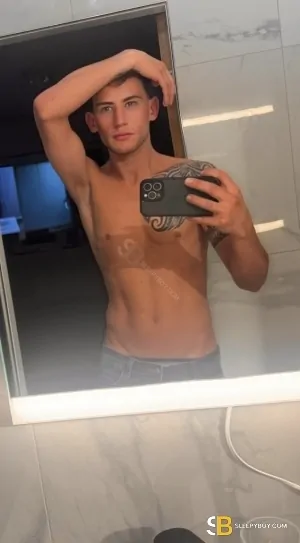 Bisexual Escort Lewis 25yr - trio m/m