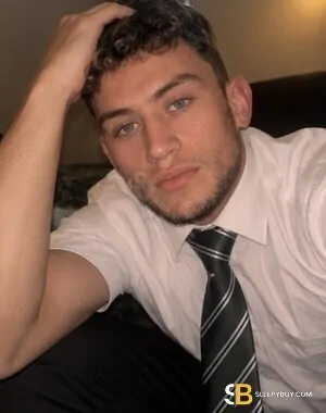 Bisexual Escort Lewis 25yr - trio m/m
