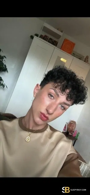Gay Escort Alexi 23yr - role