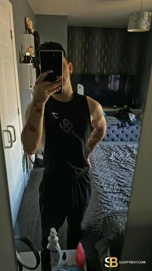 Gay Escort Uri 30yr - shaving