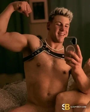 Gay Escort Adrian 26yr - role
