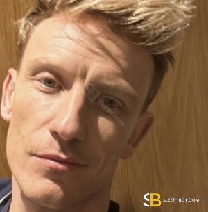 Gay Escort Jack 40yr - licking